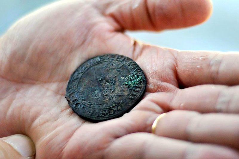 Одна из серебряных монет из клада 1563 года чеканки
