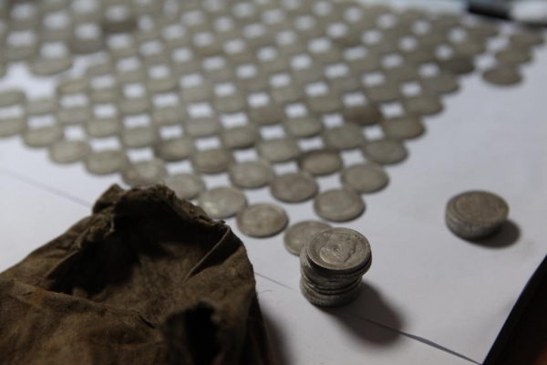 Рабочие нашли клад - полтора килограмма серебряных монет