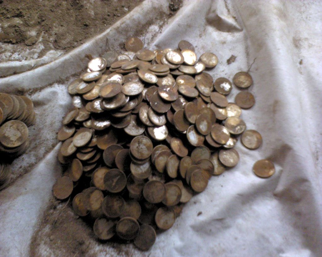 Фотографии клада серебряных монет