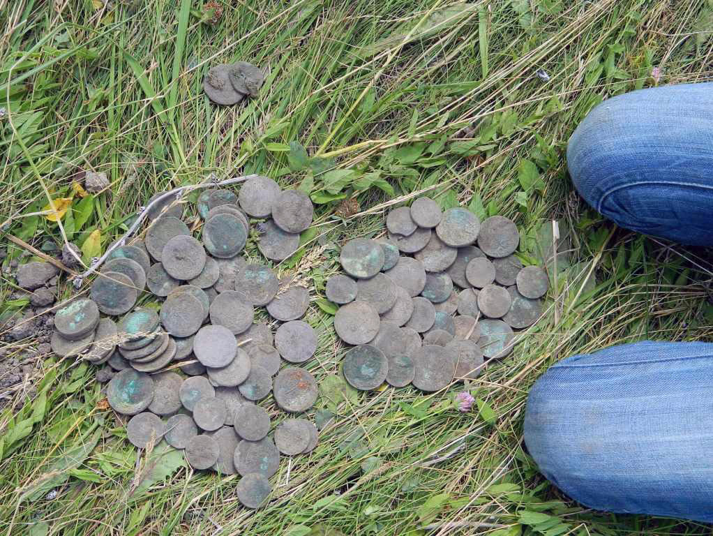 Фотографии клада медных монет