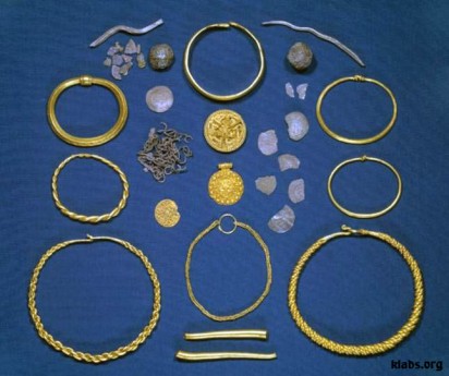Клад золотых украшений и серебряных монет