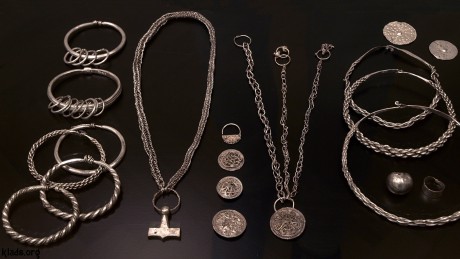 Клад серебряных украшений викингов