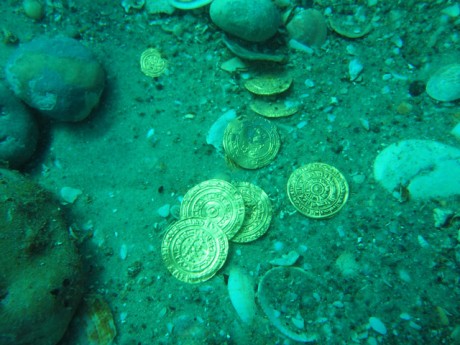 Израильские дайверы нашли огромный клад золотых монет