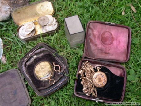 "Два стакана" или клад золотых украшений и серебряных монет