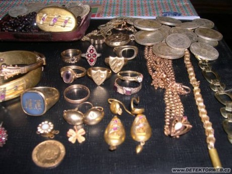 "Два стакана" или клад золотых украшений и серебряных монет