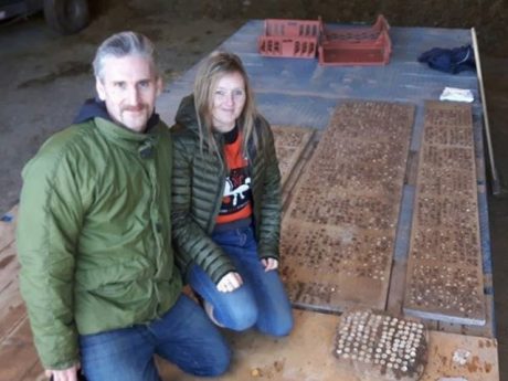 Семейная пара нашла огромный клад серебряных монет