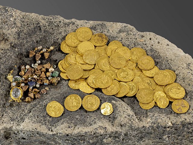 Случайный клад золота в Израиле: как металлоискатель раскрыл тайну 1400-летней давности